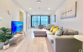High-Floor 2Br Apt With Stunning Sky Tower Views V181